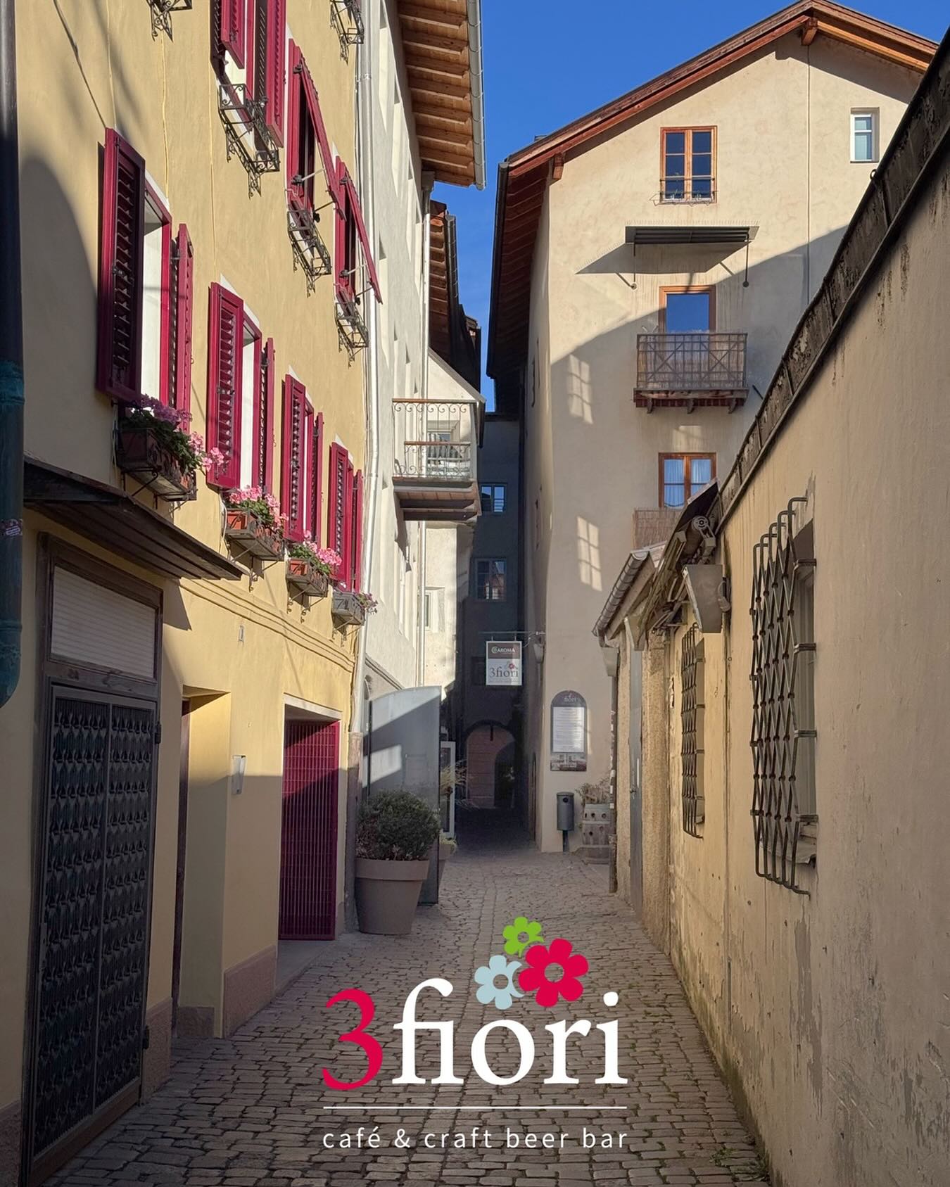 Bäckergassl in Brixen | Bressanone - Open again!
.
👉 „Link in Bio für mehr Infos!“
.
.
#3fiori #altstadtbrixen #weihnachtsmarktbrixen #bestofbrixen