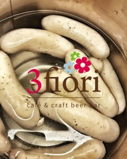 „Nur 100 m vom Weihnachtsmarkt! - A soli 100 metri dal mercatino di Natale!"
.
❗️ Würstl & Crauti
❗️ Würstl & insalate di patate
❗️Focaccine
.
#3fiori #3fioribeer #weisswurstbrunch #würstl #focacciaburger #focaccine #beerandsnacks #brixneraltstadt #visitbrixen