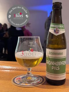 Endlich da | Finalmente arrivato: "Grünhopfenpils", Private Landbrauerei Schönramer, 5%, 0,33l
.
.
.
#3fiori #3fioribeer #labirradellasettimana #dasbierderwoche #focacciaburger #beerandsnacks #würstl #craftbeerbar #visitbrixen #bestofbrixen #schönramer #grünhopfenpils #wethopbeer